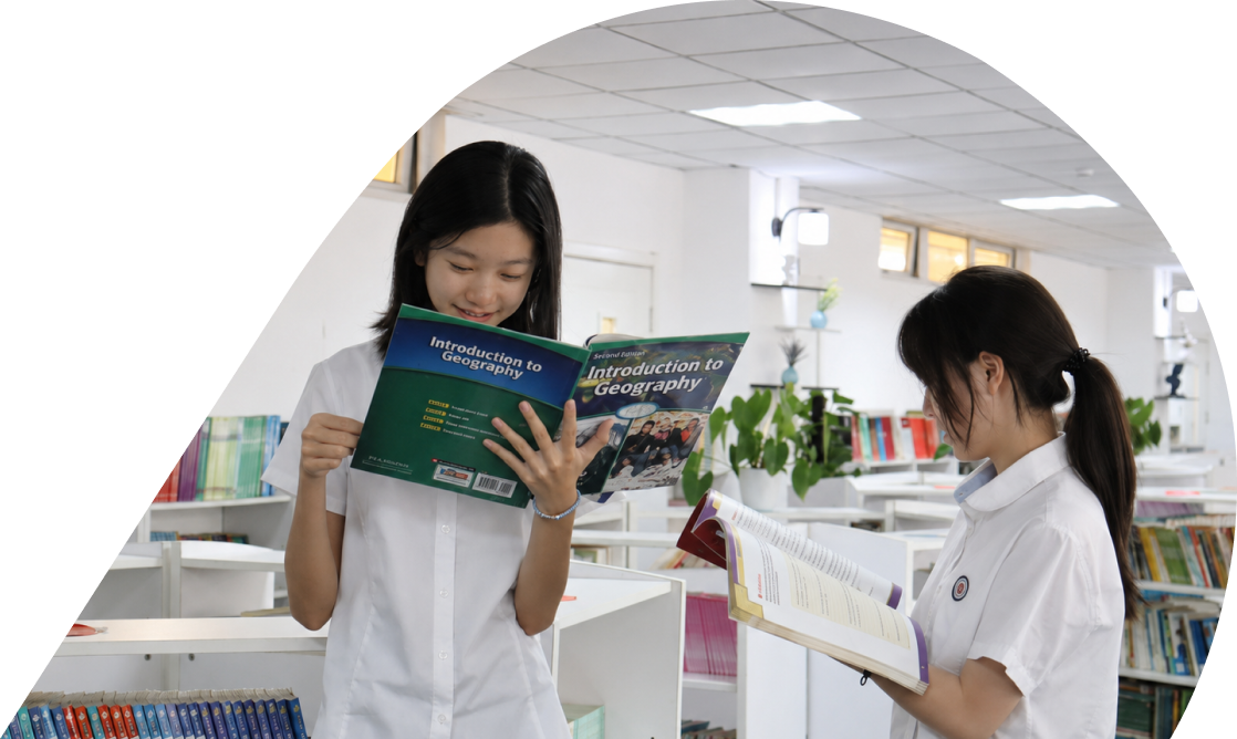 學生在圖書館閱讀